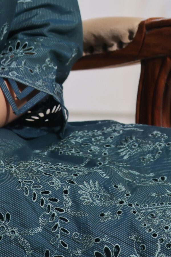 Safwa Aura Masuri Premium Suc-08 Masuri Premium Embroidered 3Pc Collection 2024