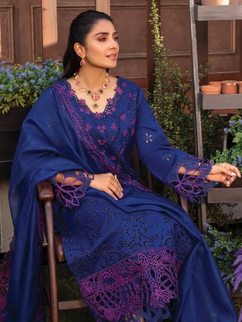 Rang Rasiya D-04 Zara Premium Embroidered Lawn 3pc Suit Collection 2024