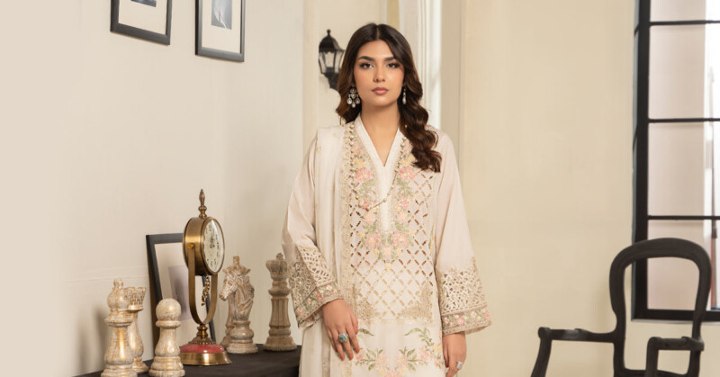 Maria B 3 Piece Embroidered Lawn Suit Dw-Ef24-17 Casuals