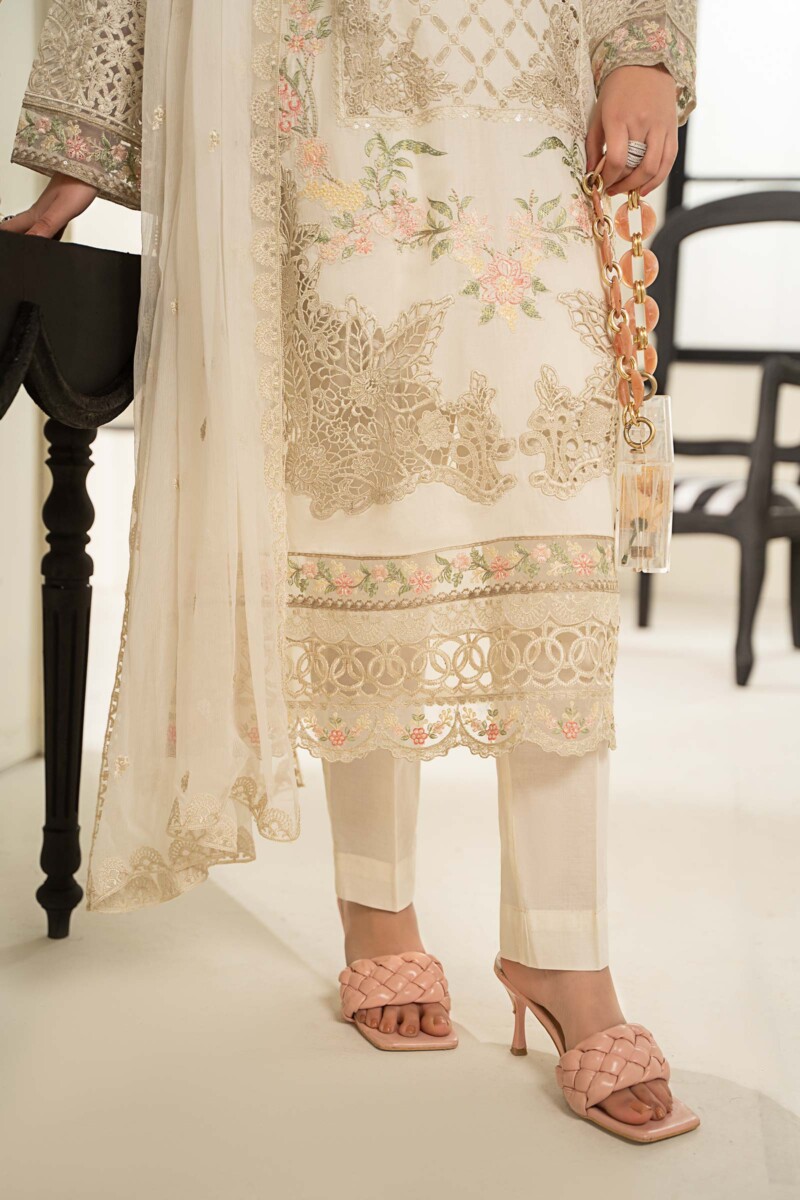 Maria B 3 Piece Embroidered Lawn Suit Dw-Ef24-17 Casuals