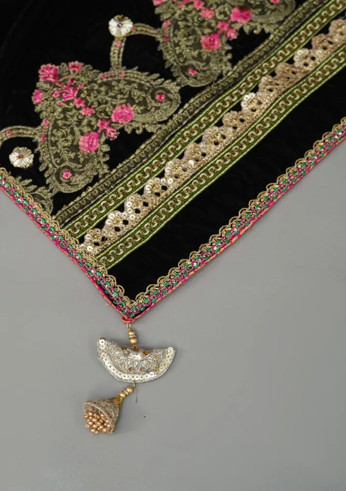 Sadias Collection D 05 Velvet Shawl Luxury Lawn Collection - Image 3