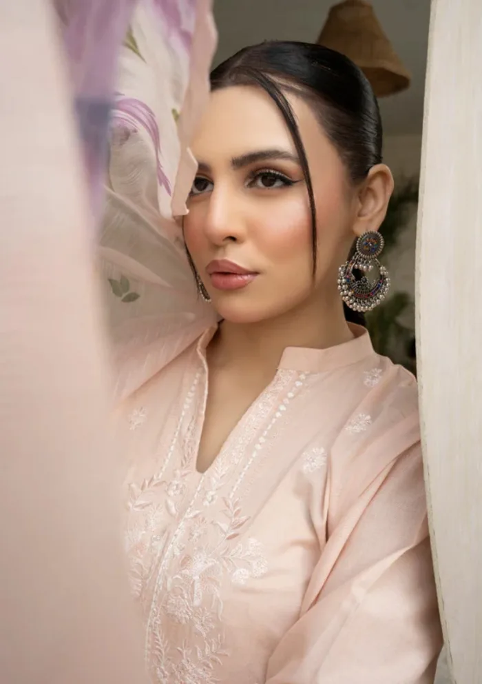 Ziara MCL 04 Inaya Embroidered 25 Luxury Lawn Collection - Image 4