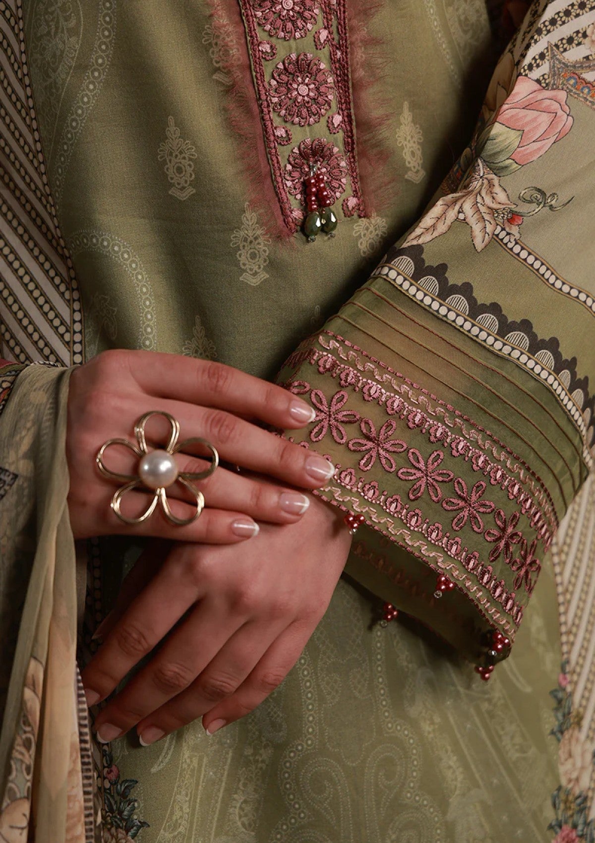 Gulaal Alma D-12 Lawn Delia Unstitched 26 4 Gulaal Alma D-12 Lawn Delia Unstitched 26 - Image 4