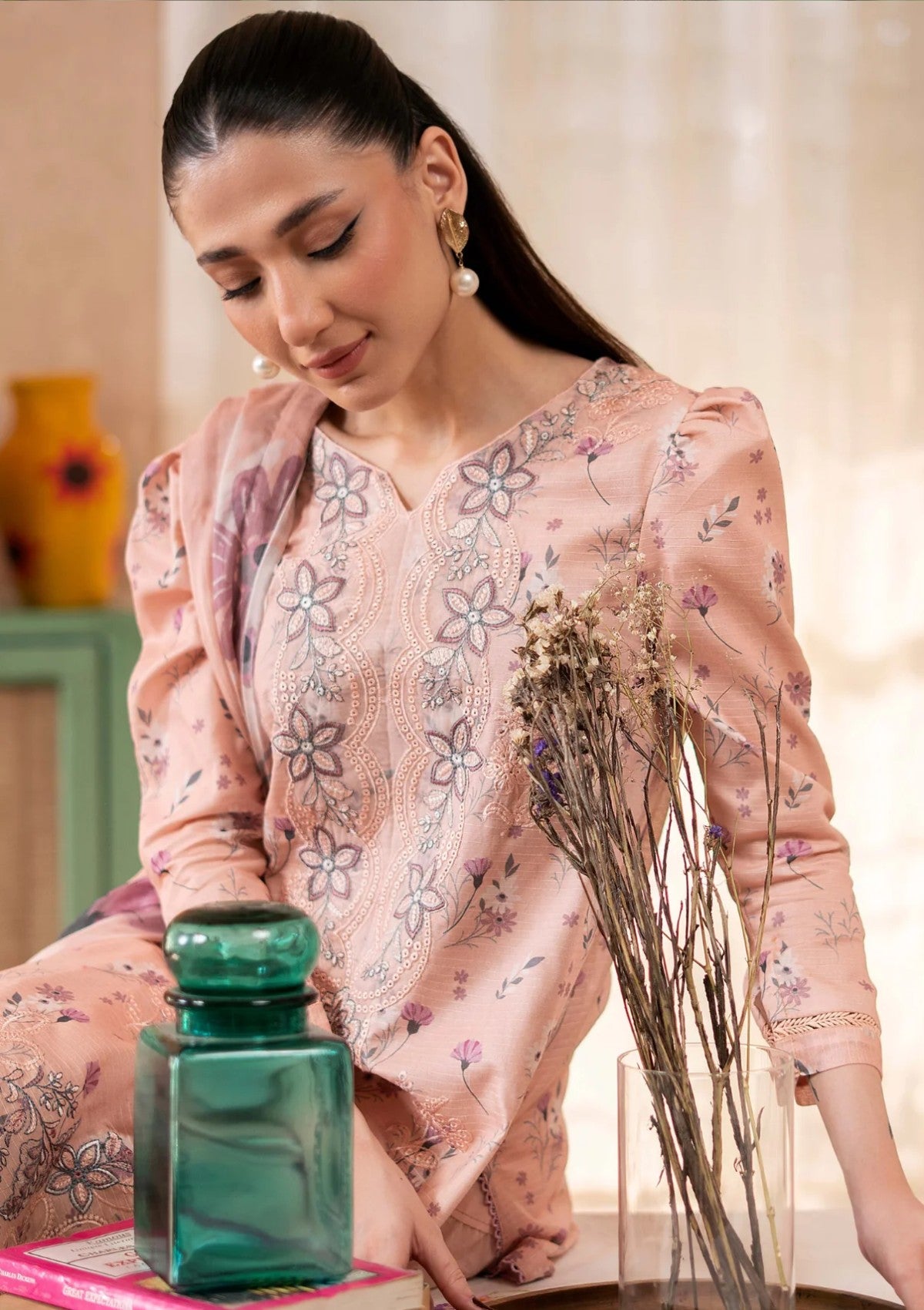 Humdum D-01 Lawn Kanwal 26 4 Humdum D-01 Lawn Kanwal 26 - Image 4