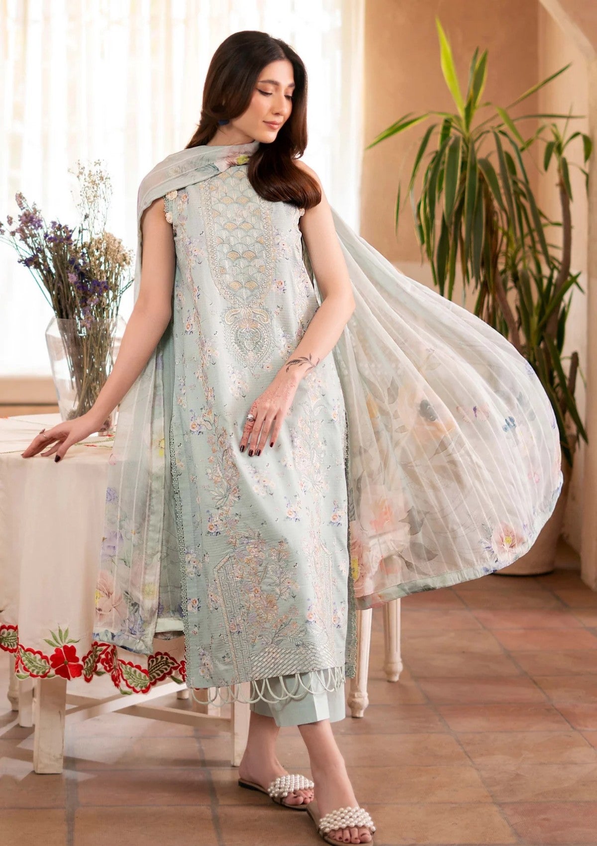 Humdum D-04 Lawn Kanwal 26 1 Humdum D-04 Lawn