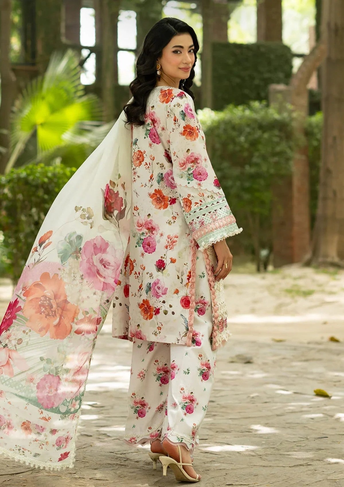 Elaf Premium Signature Embroidered Lawn Vol Ii Esg 04A 2 Elaf Premium Signature Embroidered Lawn Vol Ii Esg 04A
